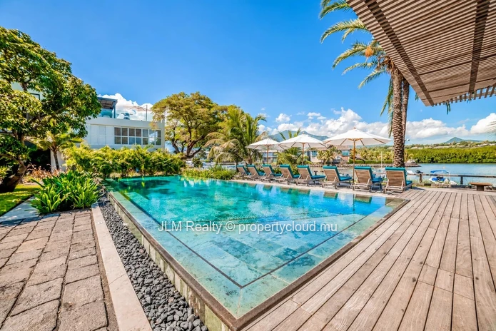 À louer – Appartement 3 chambres en suite en bord de rivière à Rivière Noire, Île Maurice
