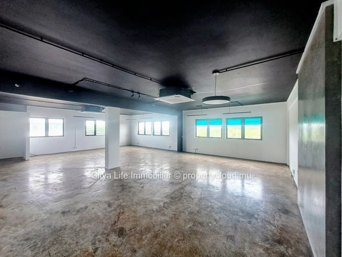Bureau à vendre à Calebasses, 129m², parking, accès handicapé, climatisé, prix Rs. Accessible aux mauriciens.