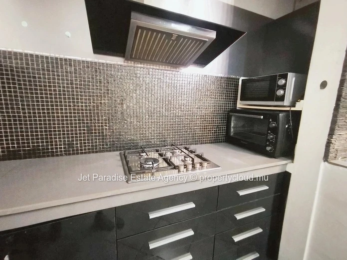 Appartement à vendre à Flic en Flac, 100m², terrain 190m², 2 chambres, parking, balcon, climatisation. Prix : Rs.