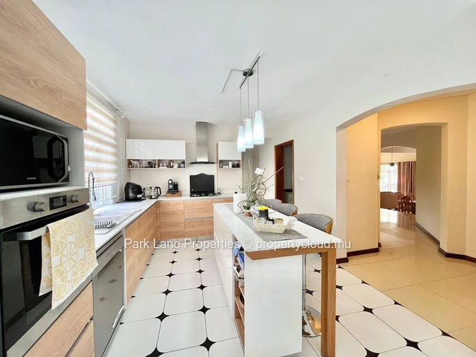Grande Villa Familiale à Vendre à Quatre Bornes