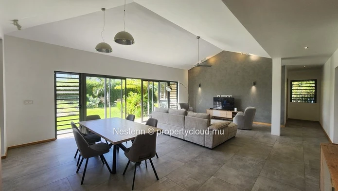 Belle villa moderne de 4 chambres à Moka, récemment rénovée avec piscine privée, cuisine américaine et vue sur la mon...