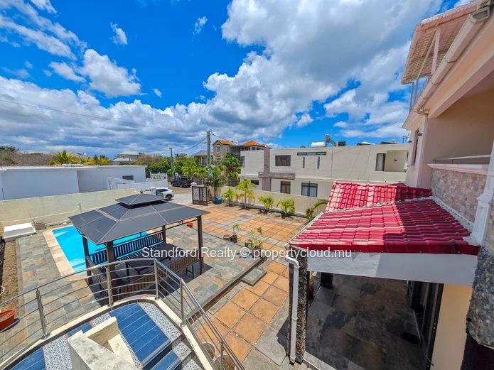 Modern First-Floor Apartment with Open-Plan Kitchen & Private Entrance – Mont Choisy