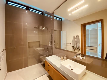 5 Bedroom Villa