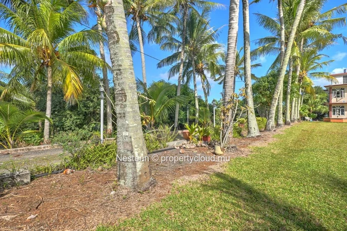 Spacious 275 m² house on a land of 13,802.67 m² in Chemin Grenier with sea and mountain views.