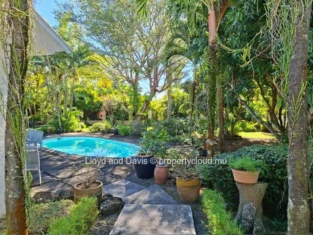 Elegant Villa with Swimming Pool and Landscaped Garden