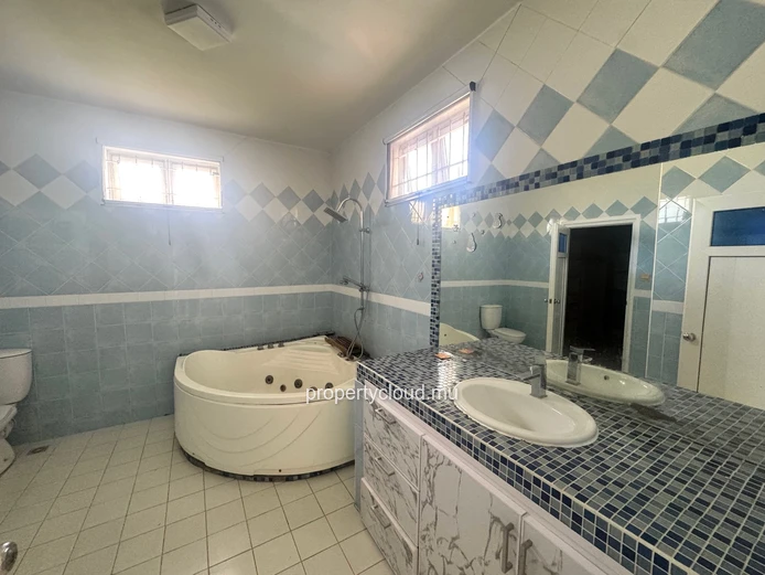 For Rent in Flic en Flac, Mauritius – Spacious 5-Bedroom Villa with Garage, Close to the Beach