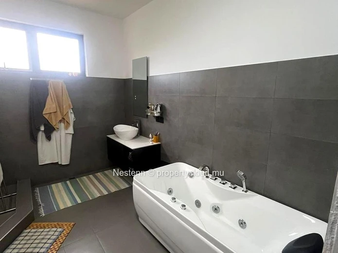 Appartement confortable de 3 chambres avec jacuzzi, piscine et garage – Flic en Flac