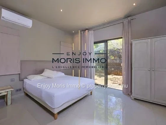 Villa contemporaine 4 chambres + bureau– Grand Baie | 330 m² | Piscine privée | Villa meublée