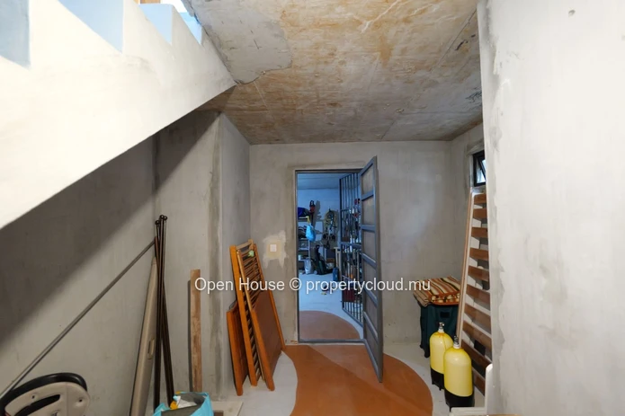 Villa à vendre à Rivière Noire, 320m² habitables, terrain de 1.470m², 5 chambres, bureau, piscine privée. Prix : 900 ...