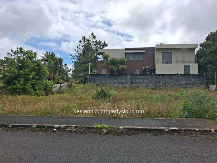 Corner plot flat land of 423 m² near amenities