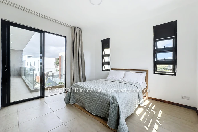 Belle maison sur deux niveaux avec une piscine