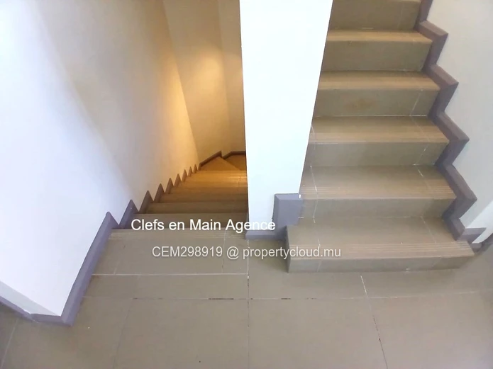 Duplex de Luxe Meublé à Louer – Azuri Village, Roches Noires