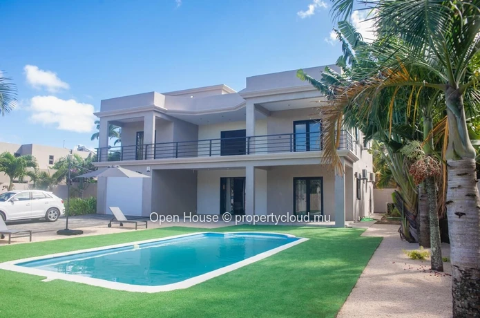 À vendre à Saint Antoine, superbe villa meublée. Elle offre 4 chambres, une piscine privée et un garage double. Idéal...