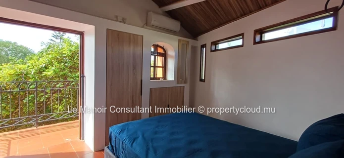 Ideal house for remote work with office, private pool, close to beach, shops and public transport.