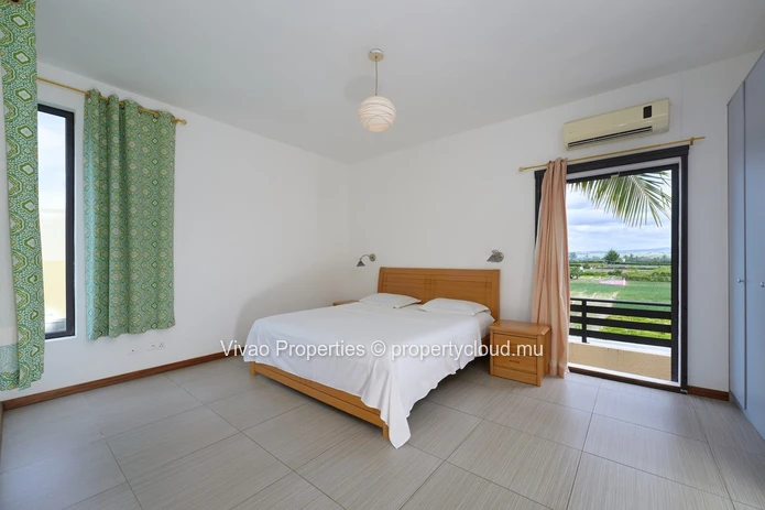 Villa en face de la plage à louer à Belle Mare, 279m², 4 chambres, piscine privée, vue mer, Rs 95 000.