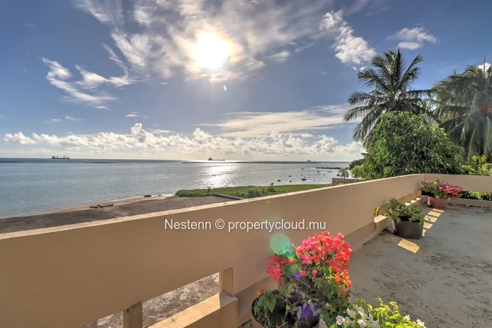 Seafront commercial property 