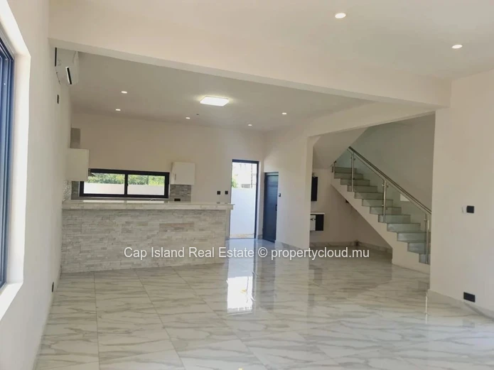 Contemporary villa close to amenities