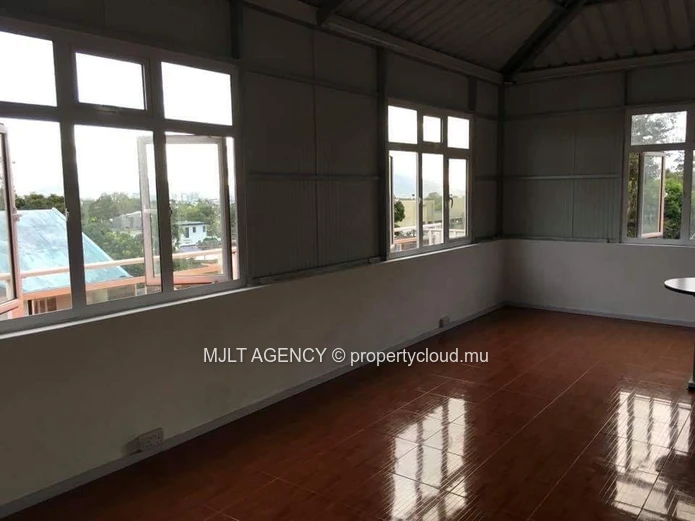 Bureau 61 m² à Moka, Route Bois Cheri — lumineux, balcon et vue montagne
