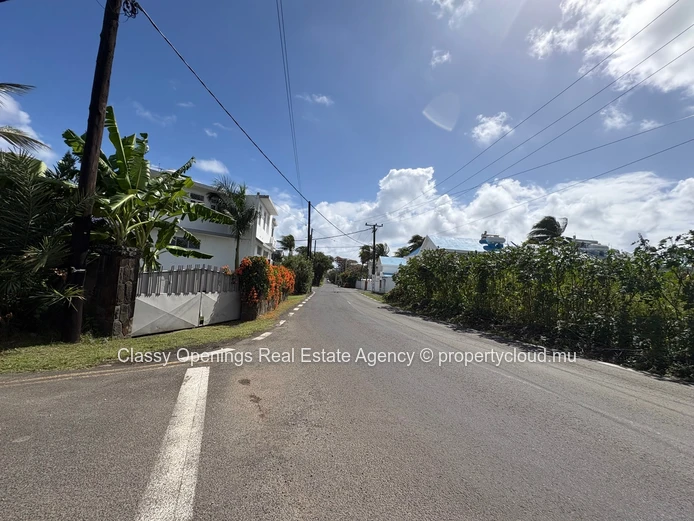 Pereybere 715 m² Plot — Near Golf, Bus Stop & Shops