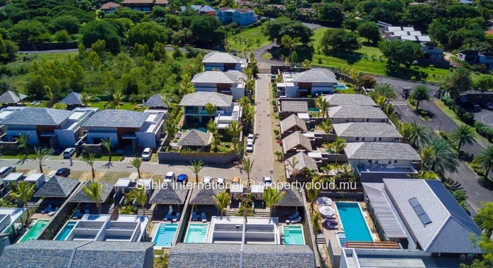 Villa PDS à vendre, Tamarin, 364m² habitables, terrain 669m², 3 chambres, piscine privée, accès mer, proche écoles