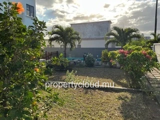 For rent – Superb 3-bedroom en suite apartment with pool and garden in Grand Baie