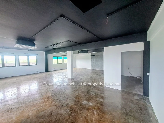 Bureau à vendre à Calebasses, 129m², parking, accès handicapé, climatisé, prix Rs. Accessible aux mauriciens.