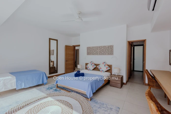 VILLA IRS à vendre à Mont Choisy, 485m² habitables, terrain de 750m², 4 chambres, piscine privée, Golf, services LP i...