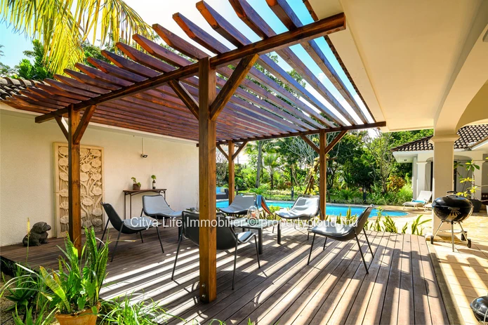 Maison meublée à louer à Calodyne, 406m² sur terrain de 2.500m², 4 chambres, piscine privée, garage, jardin, veranda....