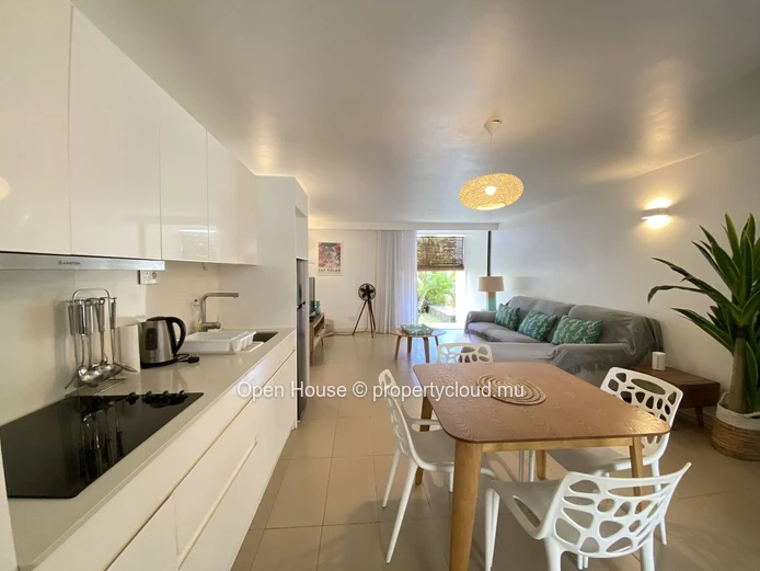 À vendre : Appartement R+2 - meublé, climatisé, cuisine équipée, dressing, terrasse 30m². Piscine commune, jardin, pa...