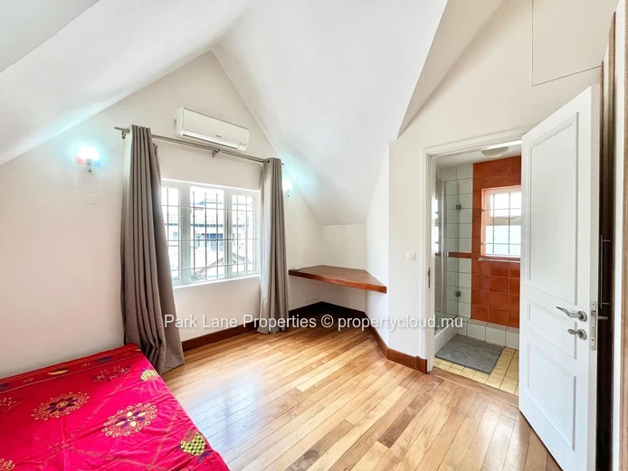 Maison familiale spacieuse de 4 chambres à Quatre Bornes