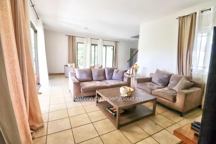 Traditional Duplex Villa in Grand Gaube with 4 bedrooms, private pool, sea view, and spacious yard. Fully furnished a...