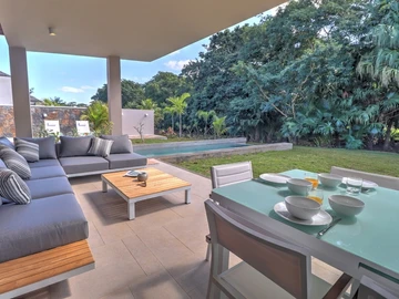 3-bedroom villa with private pool, jacuzzi, sea access, and close to golf