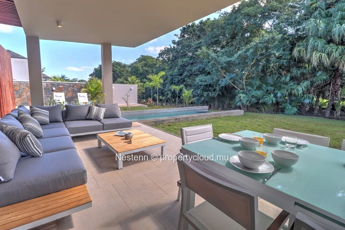 3-bedroom villa with private pool, jacuzzi, sea access, and close to golf
