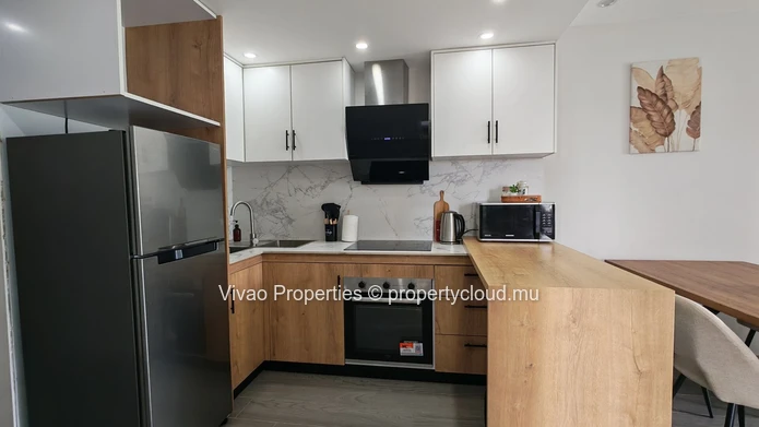 Appartement meublé à louer à Flic en Flac, 73m², 3 chambres, piscine commune, proche des écoles et commerces. Rs 50 000.