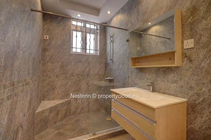 Superbe villa contemporaine aux beaux volumes avec rooftop et vue panoramique, à proximité de la plage!