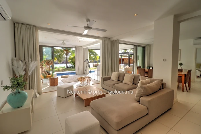 Spacieux et lumineux appartement de 300 m2 avec piscine et jardin en bord de rivière