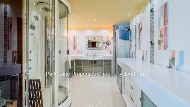Superbe appartement moderne de 330 m² avec vue imprenable sur la montagne et la mer
