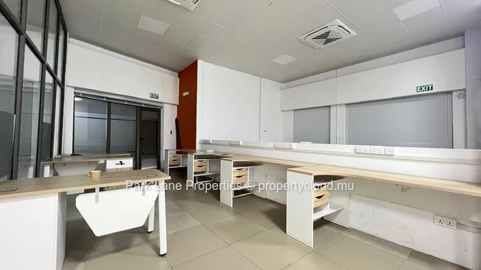 High exposure commercial building in the heart of Quatre Bornes – Exceptional visibility 