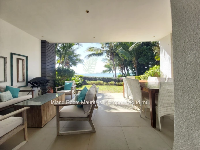 Beachfront apartment located in the north of the island !