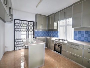 5 Bedroom House