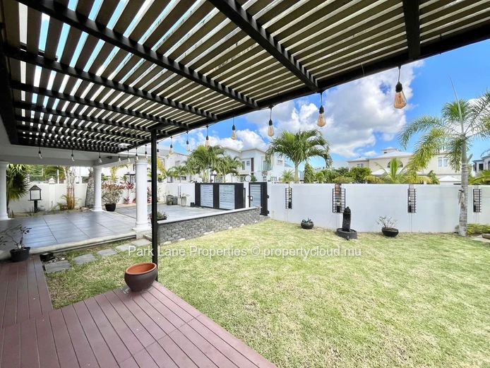 Maison familiale en résidence sécurisée à vendre à Ebène