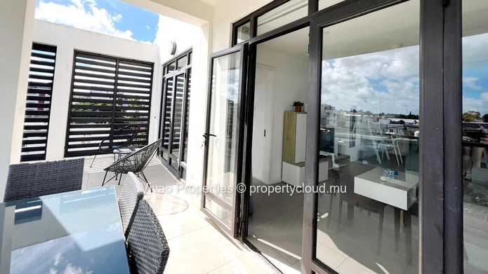 Building for sale in Trou aux Biches, 780m² living space, 671m² of land, shared pool, close to the beach and shops, 8...