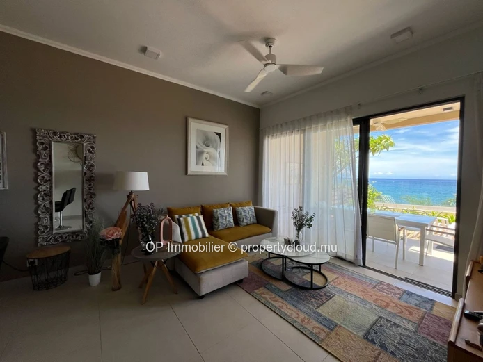 Appartement R+2 à vendre à Flic en Flac, 102m², 3 chambres, piscine commune, vue mer, meublé, parking. Prix 550 000 €.