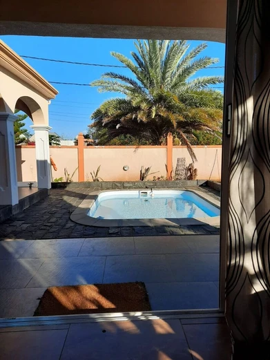 Élégante Maison Familiale avec Piscine à Vendre  a St Antoine