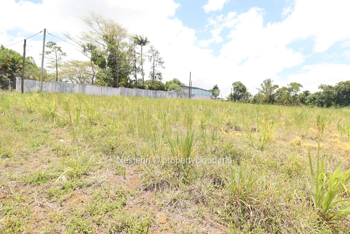 Terrain résidentiel/commercial de 1707 m² 