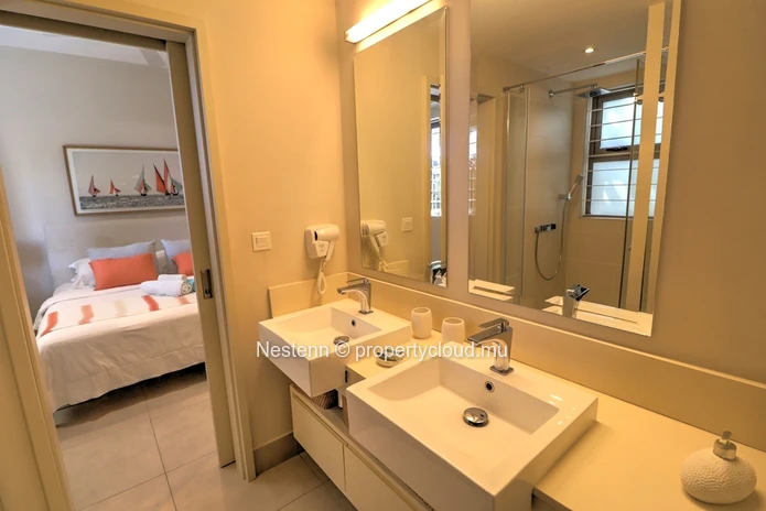 Appartement moderne de 3 chambres avec jardin et accès privé à la plage. 