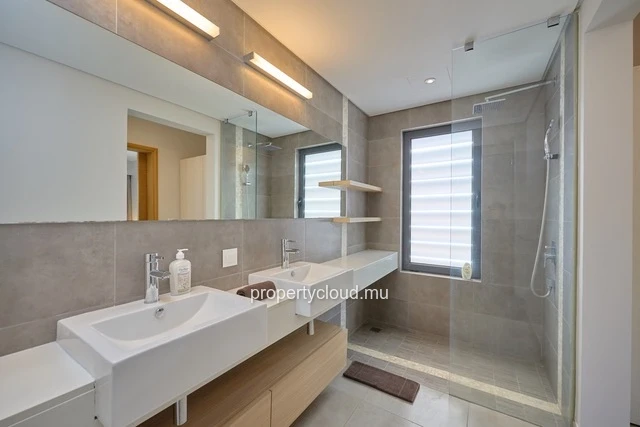 For sale: 2-bedroom apartment accessible to foreigners in Mont Choisy.