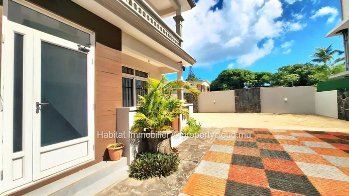 This charming furnished and equipped apartment of approximately 80 m² in Péreybère