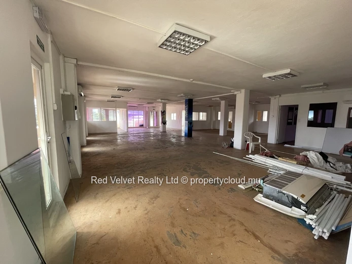 Large 4,000 sqft Office with Wraparound Balcony – Quatre Bornes