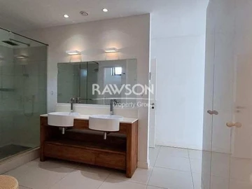 5 Bedroom Duplex To Let in Petite Riviere Noire